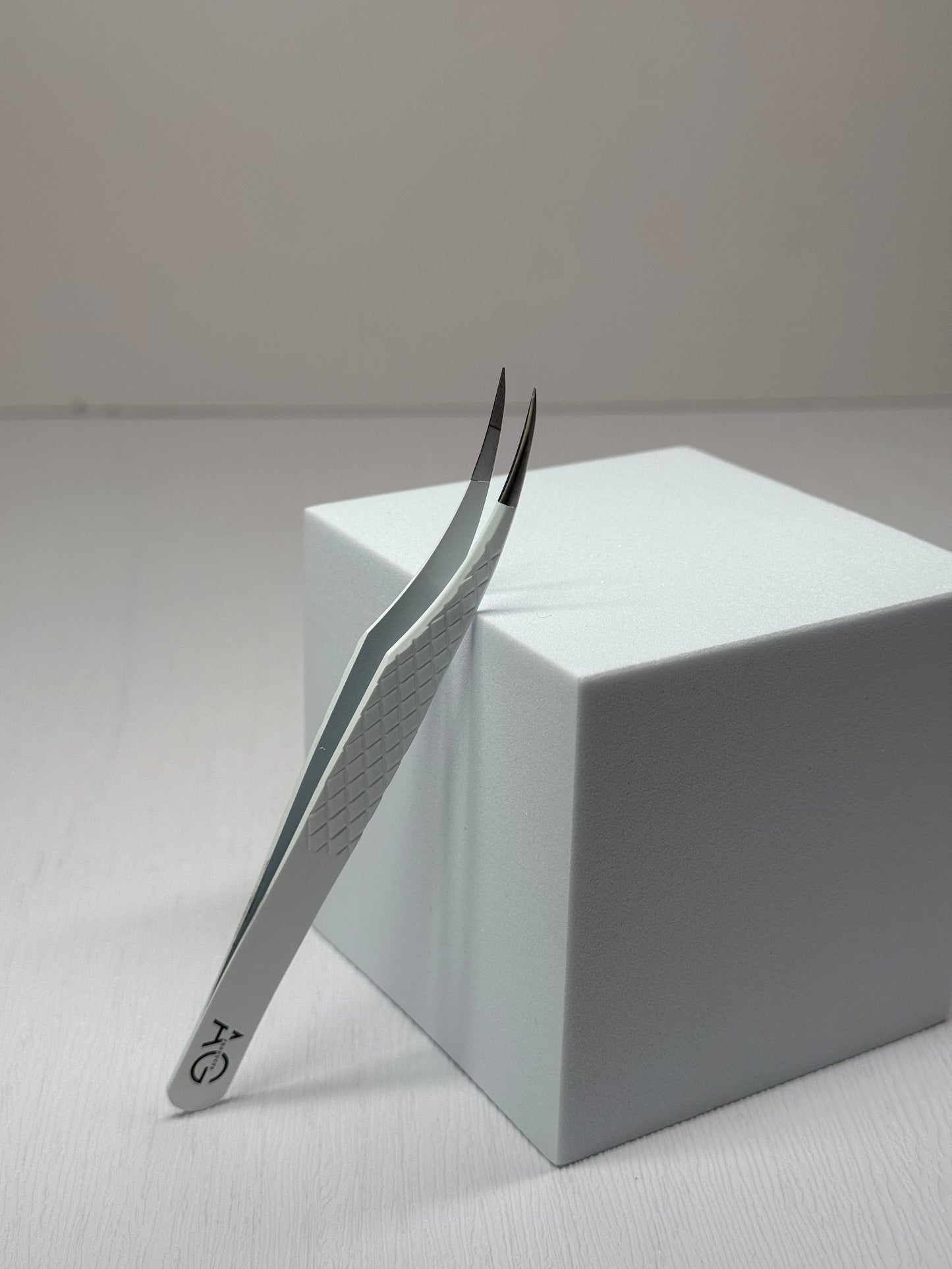 Fiber tip Curved Isolation Tweezer for Volume Lash Extensions