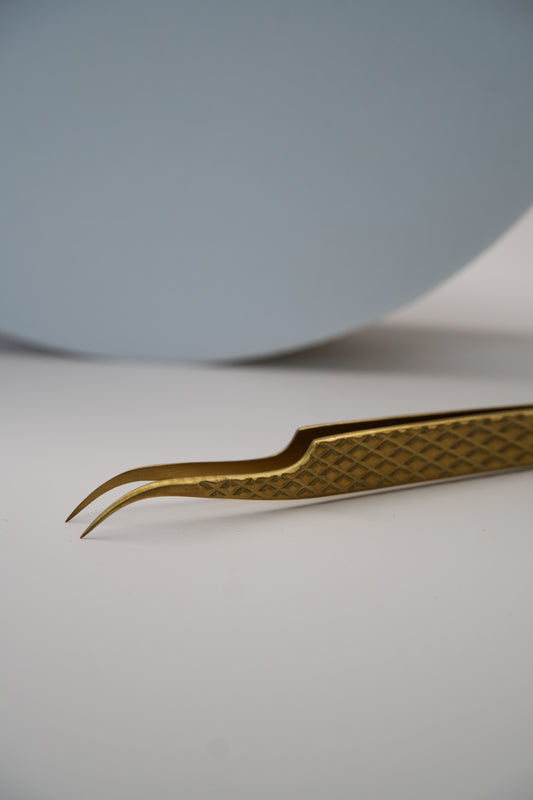 Curved tweezer